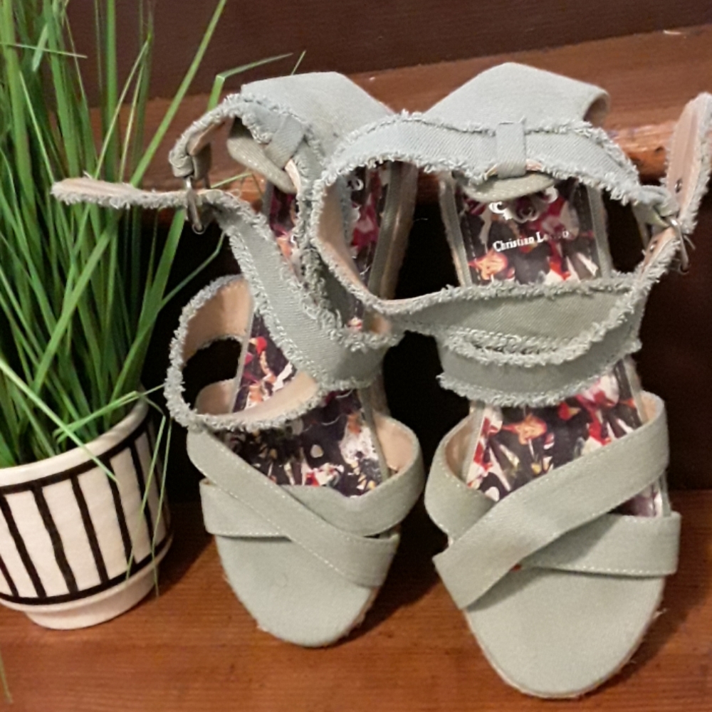 Woman's Sandle - Picture 2 of 7